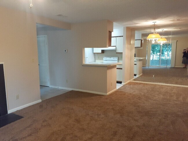 Building Photo - 502 Thorncliff #202, Newport News, VA 23608