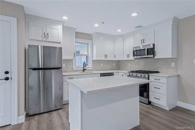 Building Photo - 110 School St