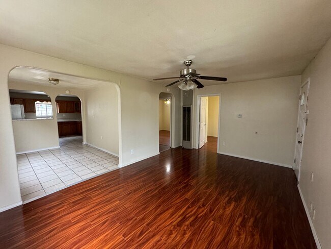 Building Photo - Charming Two-Bedroom House for Rent