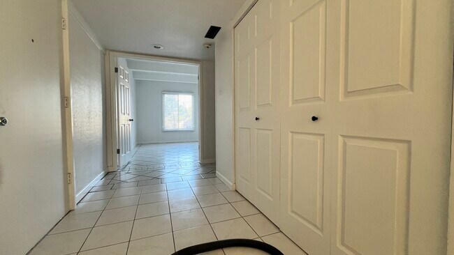 Entrada - 9725 E Harvard Ave