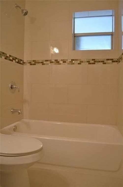 Building Photo - 802 NE 38th St