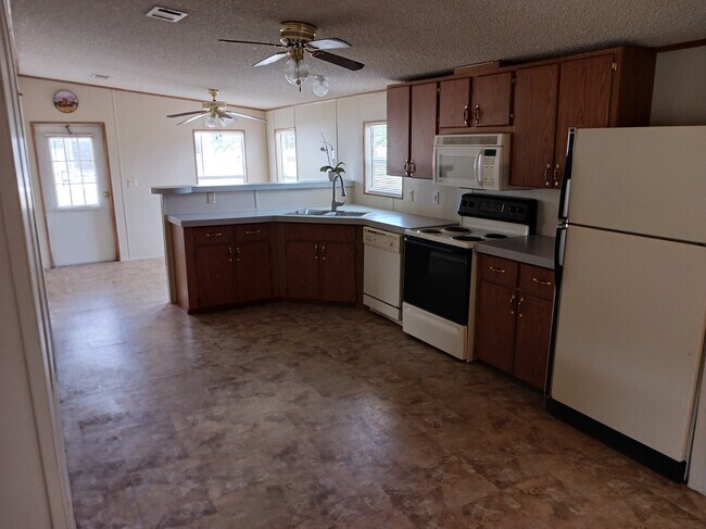 Foto del edificio - 11060 Revell Rd