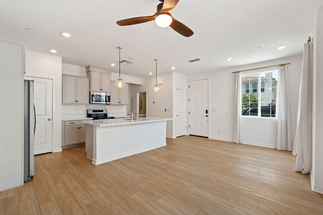 Foto del edificio - 5300 E Commerce Way