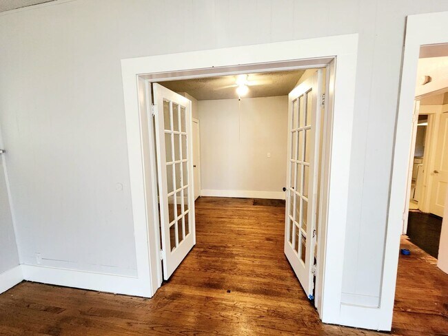 Foto del edificio - Spacious Four-Bedroom near Plaza District