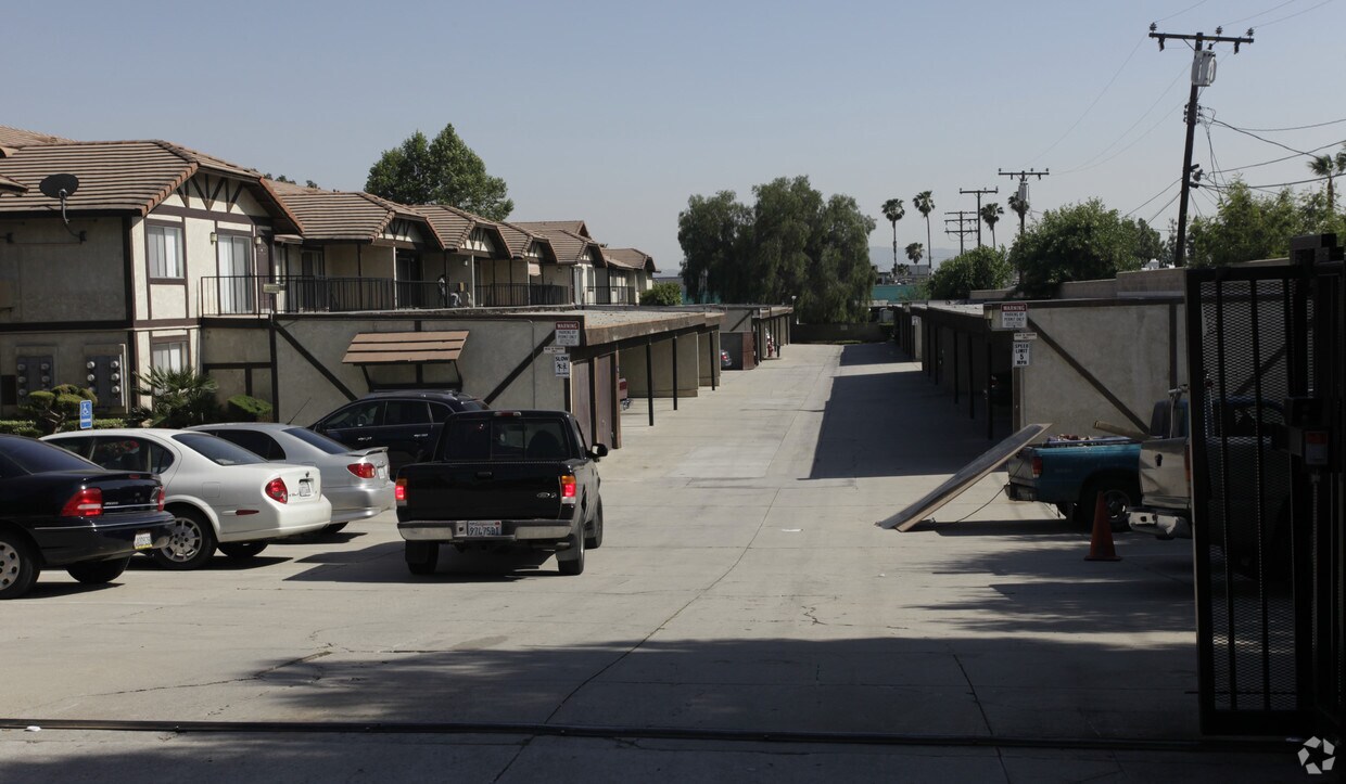 Building Photo - Pinecrest Apartments