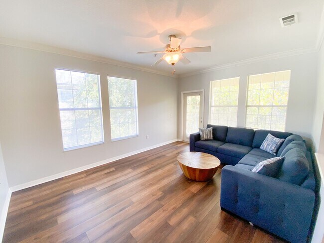 Building Photo - Campus View 1257 #312