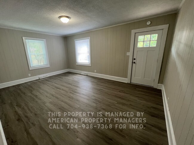 Building Photo - 914 N Church St