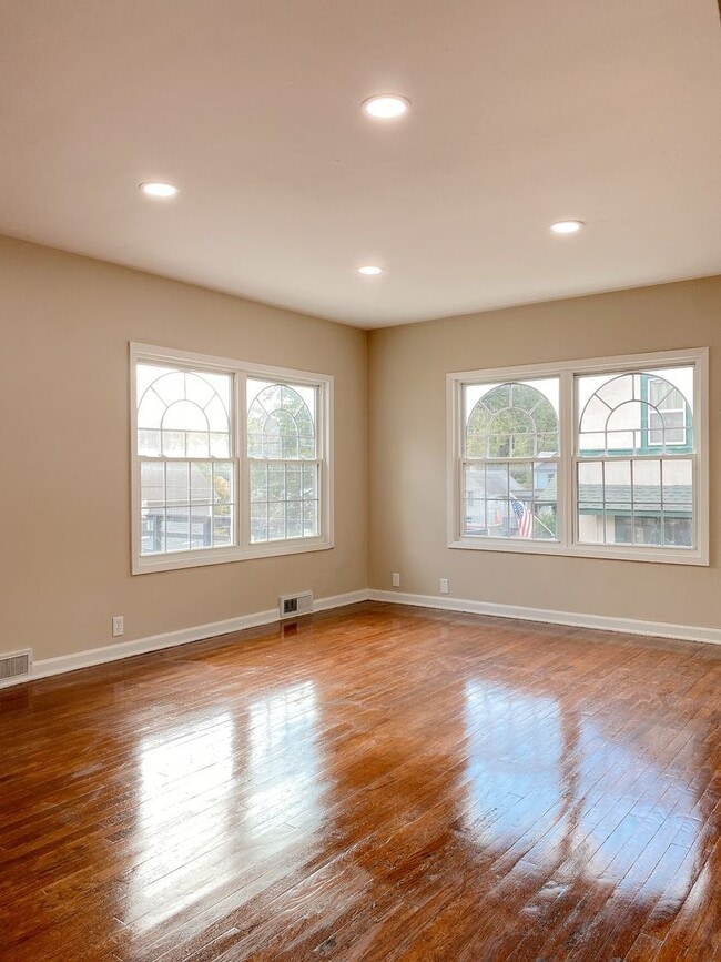 Foto del edificio - Beautifully updated 5 bed 2 bath house $2200