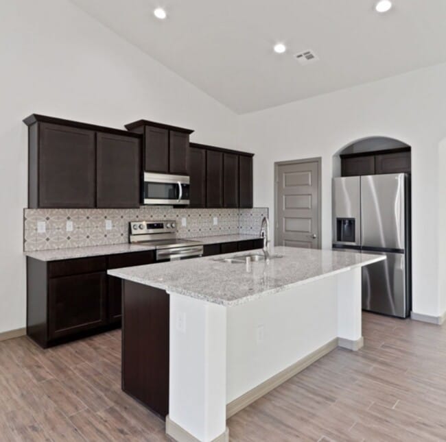 Foto del edificio - Brand New Townhome in the Pines off Del Rey, $500 off first months rent