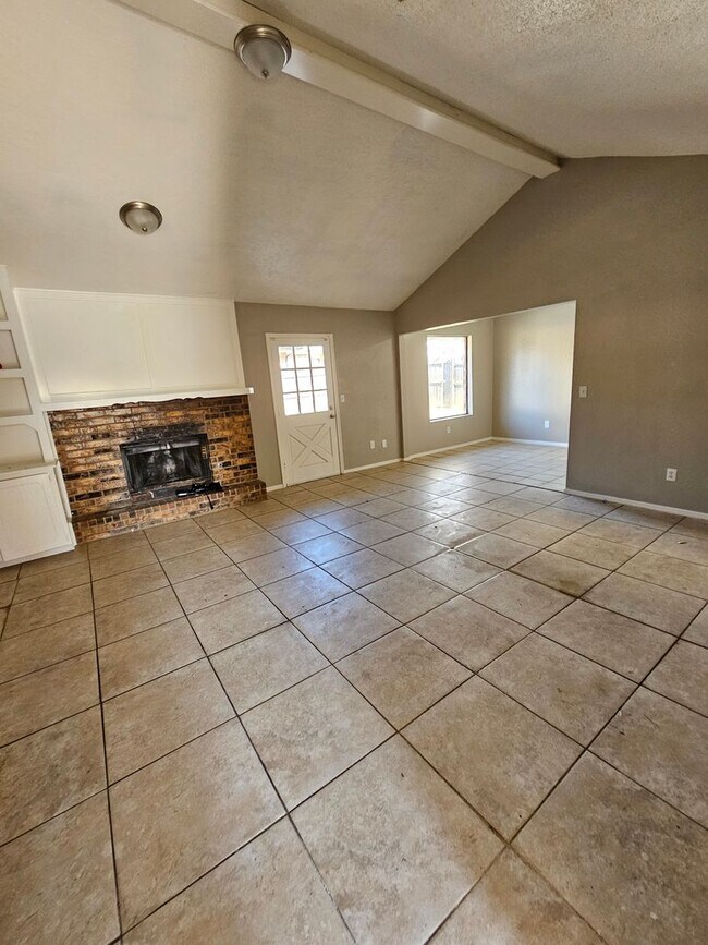 Foto del edificio - 5 Bedroom House Available