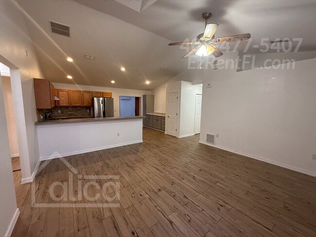 Foto del edificio - 1143 Madura Dr