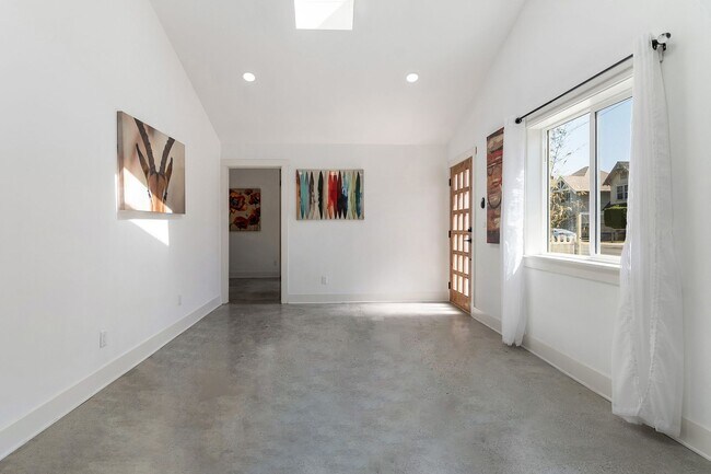 Foto del edificio - BEUATIFUL BRIGHT 2 + 1 SINGLE FAMILY HOME