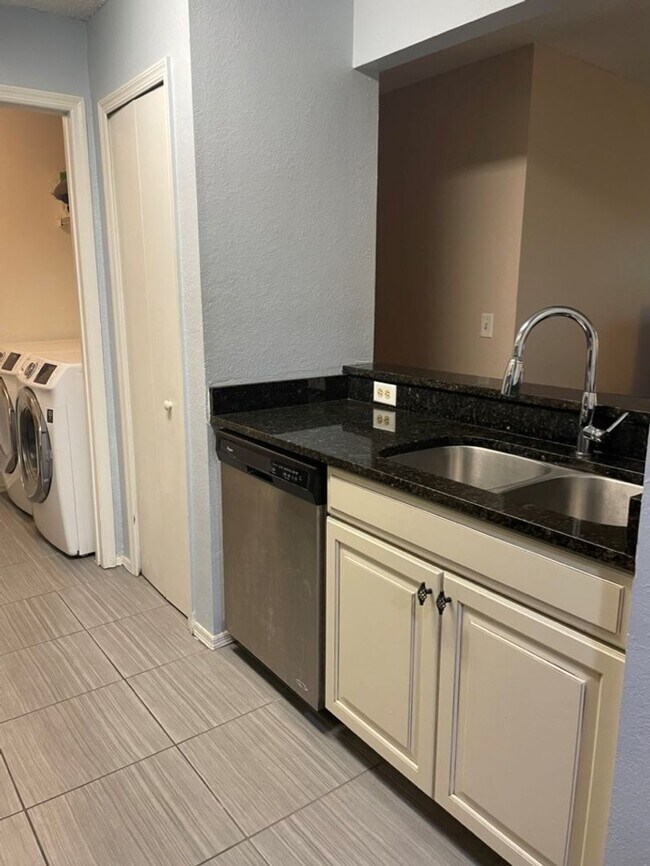 Building Photo - Beautiful Furnished 2/2 condo in Windsor Park