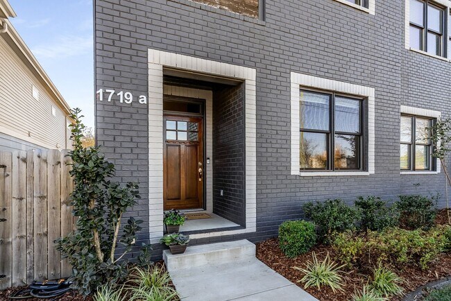 Building Photo - Stunning contemporary 3BE/3.5BA home in on...