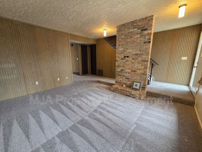 Building Photo - 1165 Edgewood Dr