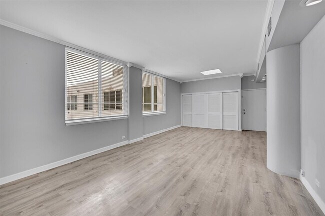 Building Photo - 5005 Collins Ave