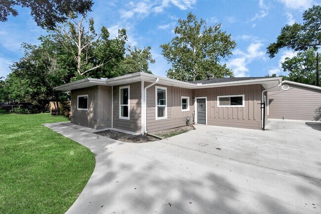 Building Photo - 6735 Alpine Dr