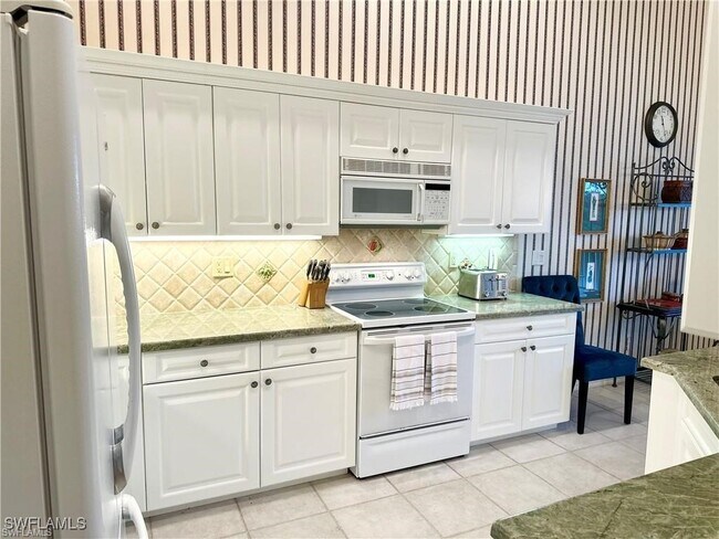 Foto del edificio - 27080 Lake Harbor Ct