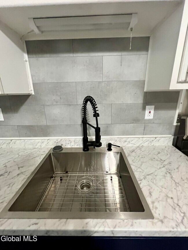 Building Photo - 83 Arnold Ave