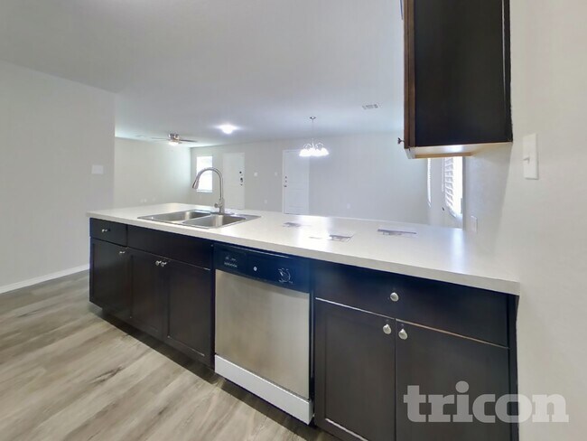 Foto del edificio - 8511 Amistad Cove