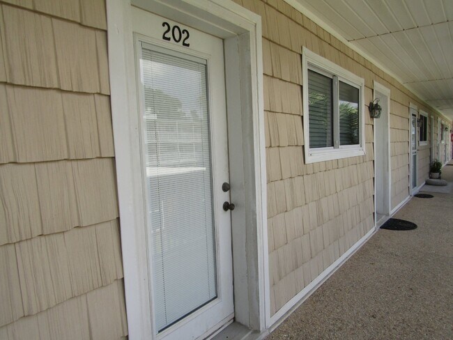 Foto del edificio - Stylish Condo in Waterfront Bayview Terrace – Updated Interiors, In-Unit Washer/Dryer, Access to ...