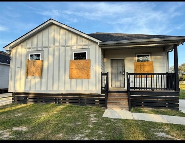 Building Photo - 7935 Read Blvd