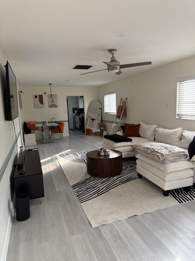 Sala de estar - 5865 37th Ave N