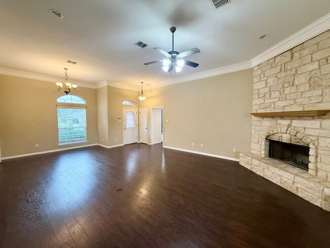 Foto del edificio - Spacious 4-Bedroom Home in Midway ISD