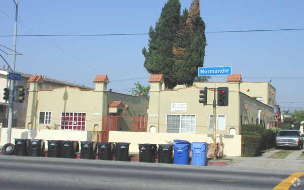 Building Photo - 4189 S Normandie Ave