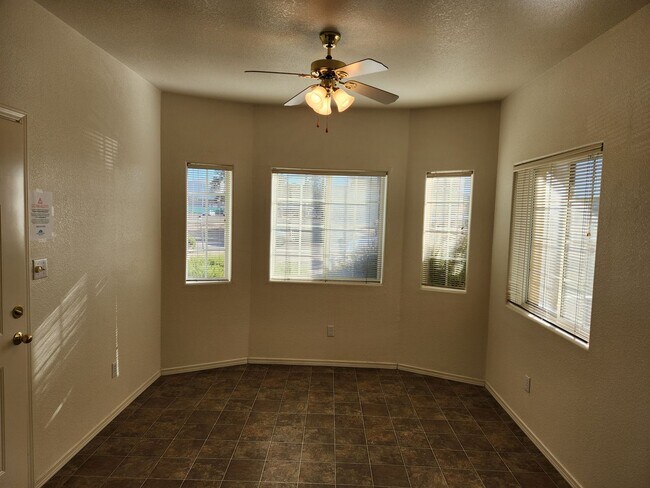 Foto del edificio - Rare Ground Level Unit - 2 Bed / 1 Bath w/private yard