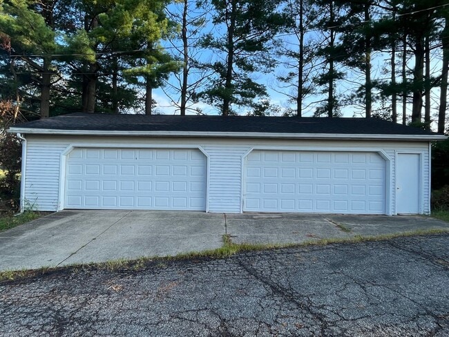 Building Photo - Three Bedroom in Mapleton Local School Dis...
