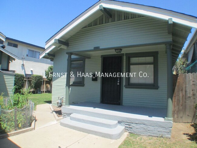 Building Photo - Lovely 2 Bedroom House Just Blocks from th...