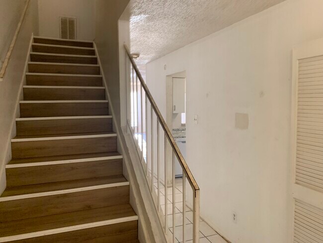 Escaleras - 15536 Weldon Dr