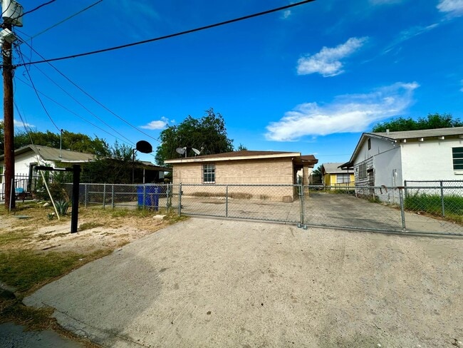 Foto del edificio - 3703 Flores Ave