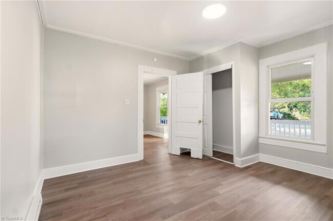 Foto del edificio - 2051 Bloomfield Dr