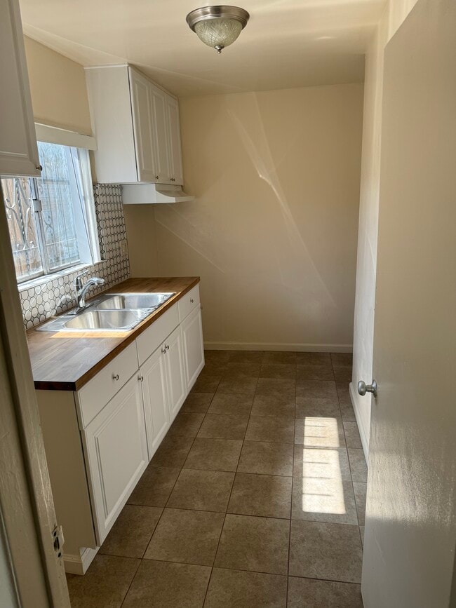 Building Photo - 1529 W 84th Pl