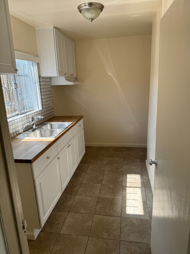 Foto del edificio - 1529 W 84th Pl