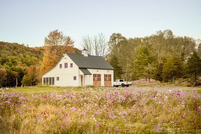 Building Photo - 40 Hellbrook Ln