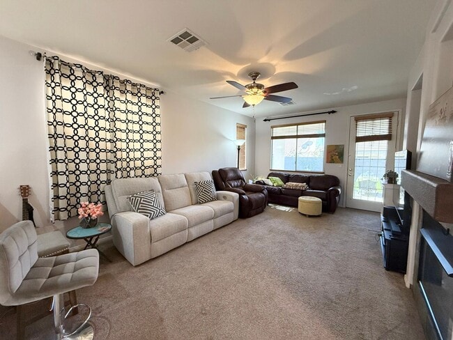 Foto del edificio - Charming Single-Story Townhome in Gated Southwest Community