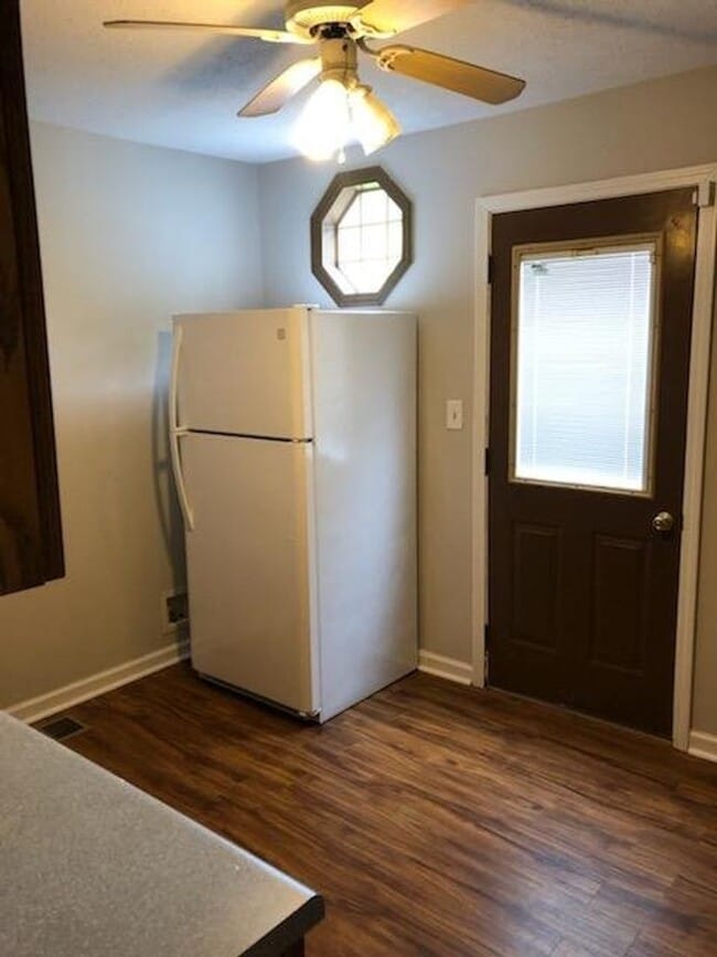 Building Photo - 2 Bedroom 2 Full Bathroom House Minutes fr...