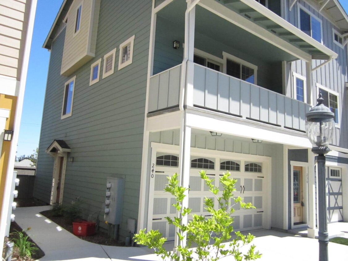 Primary Photo - Charming 3 Story Town Home for Rent
