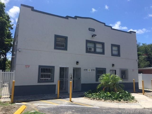 Foto del edificio - 6743 NW 2nd Ct