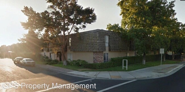 Building Photo - 110 E Grove St