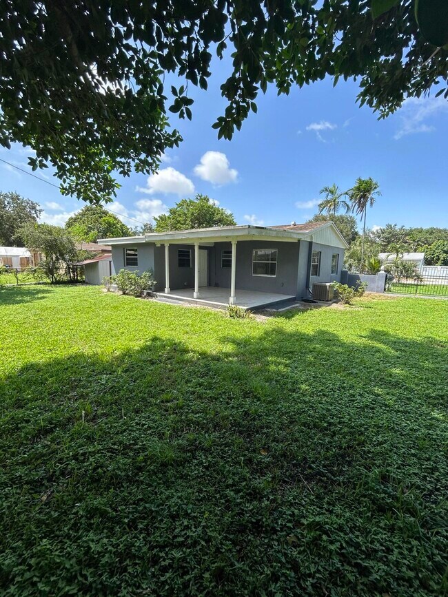 Building Photo - 1460 SW 29th St