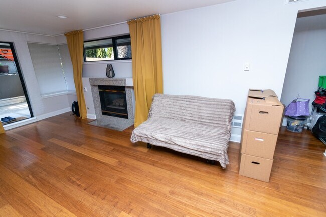 Building Photo - 2040 Waverly Plz N