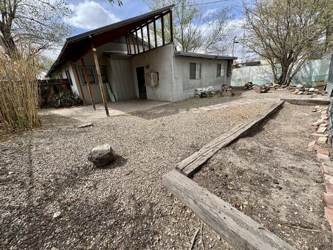 Foto del edificio - Location, Location, Location! Convenient t...
