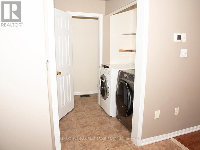 Photo du bâtiment - 1054 Southport Dr