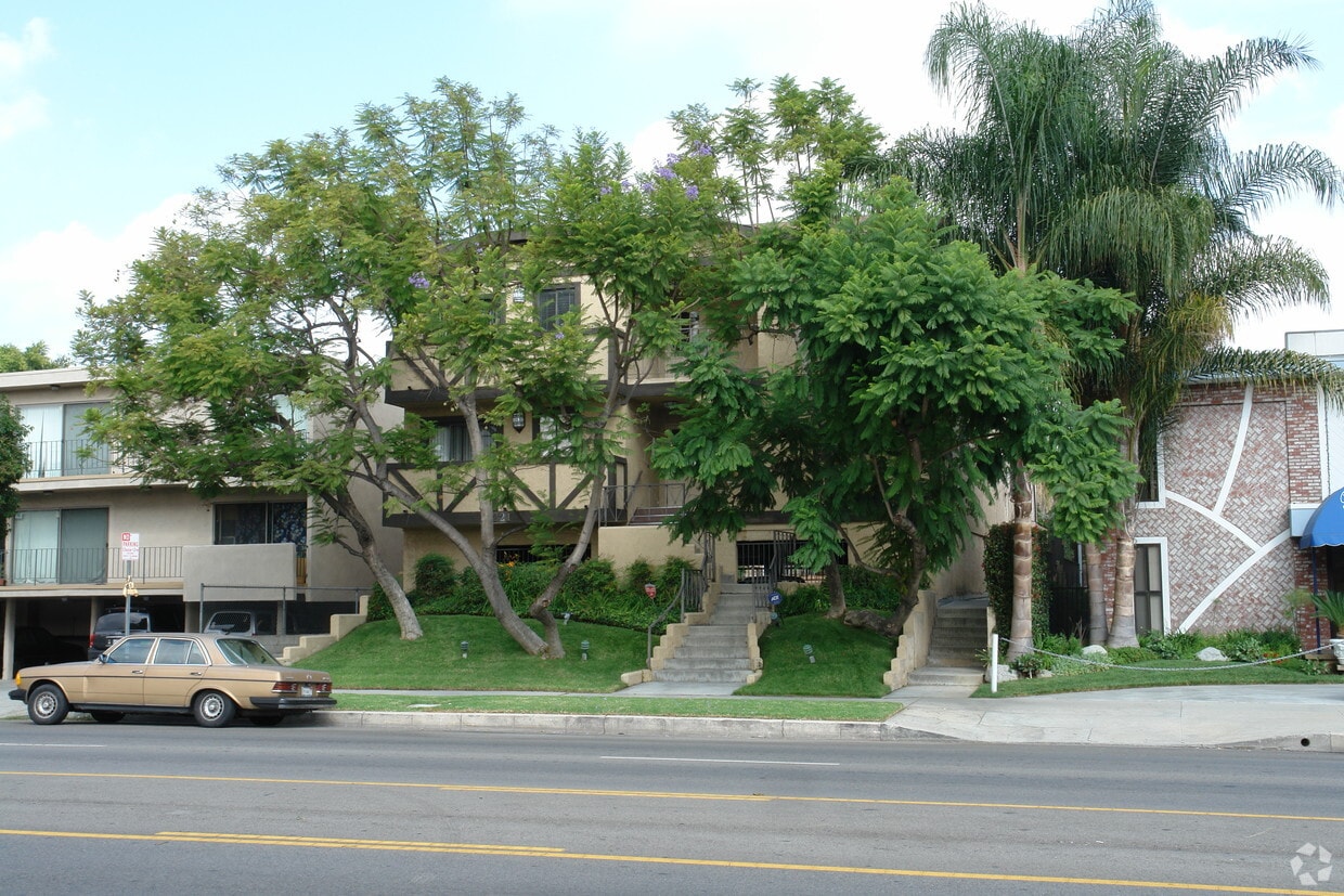 Building Photo - 14221 Burbank Blvd