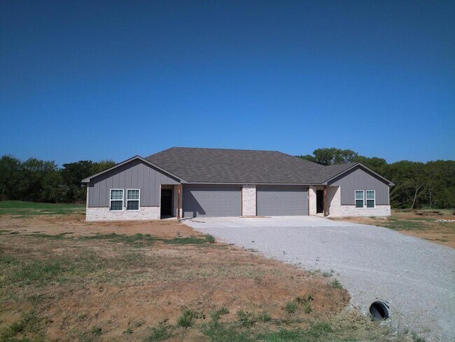 Building Photo - 205 Hoover Lane