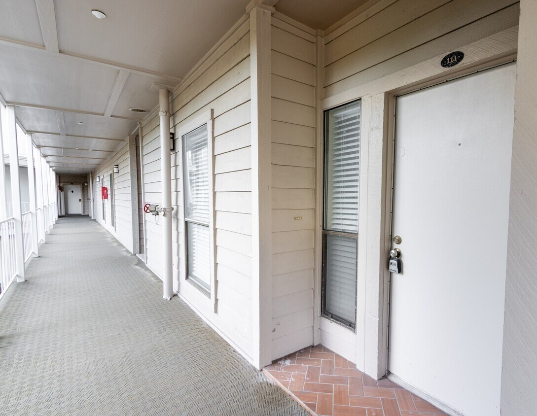 Foto principal - 401 Lakeside Ln